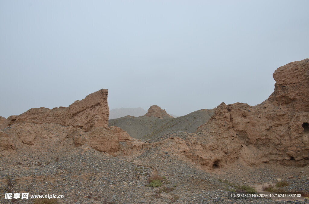 荒凉戈壁中的奇特岩石景观