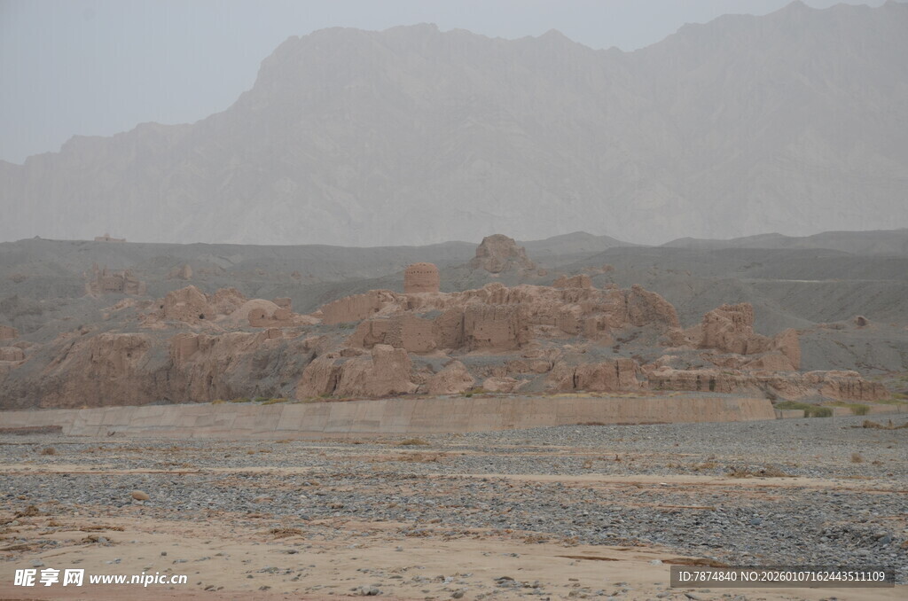 沙漠中的古老遗迹景观