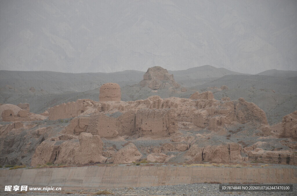 沙漠中的古老遗迹