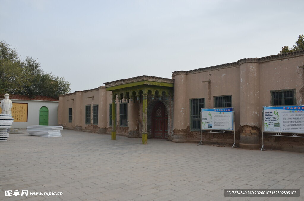 砖砌建筑外观 门前空旷