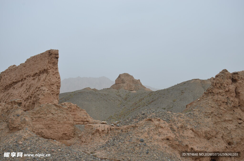 荒凉戈壁中的奇特岩石