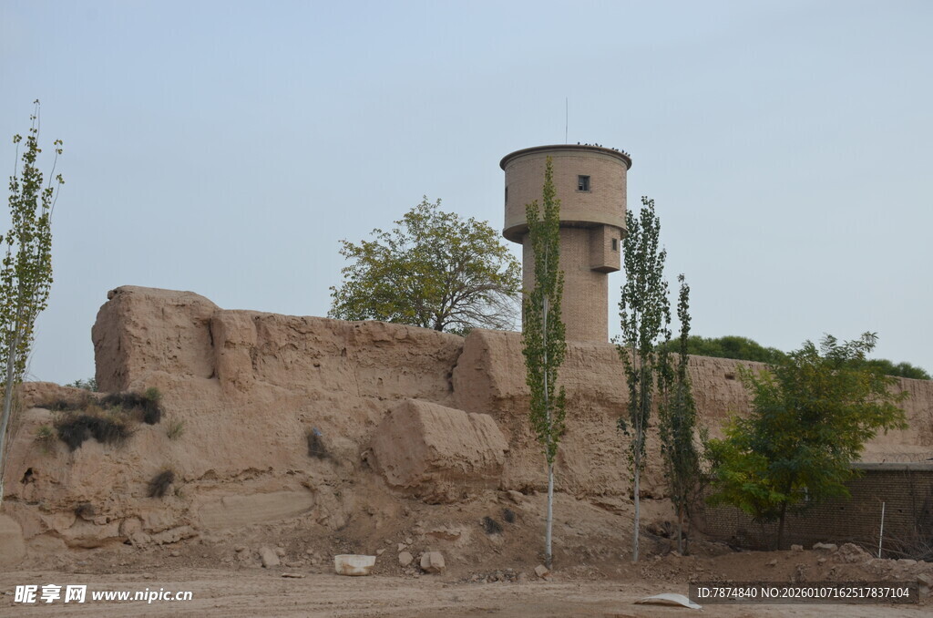 古老水塔与残垣断壁建筑