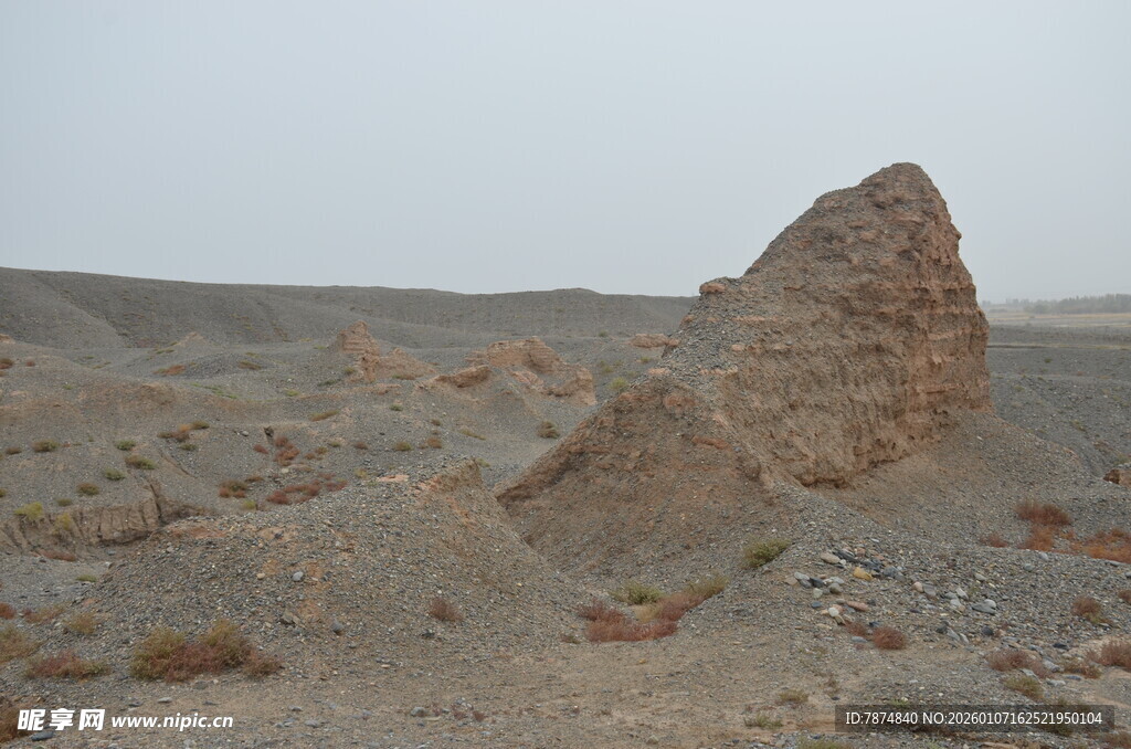 沙漠中的古老土堆遗迹