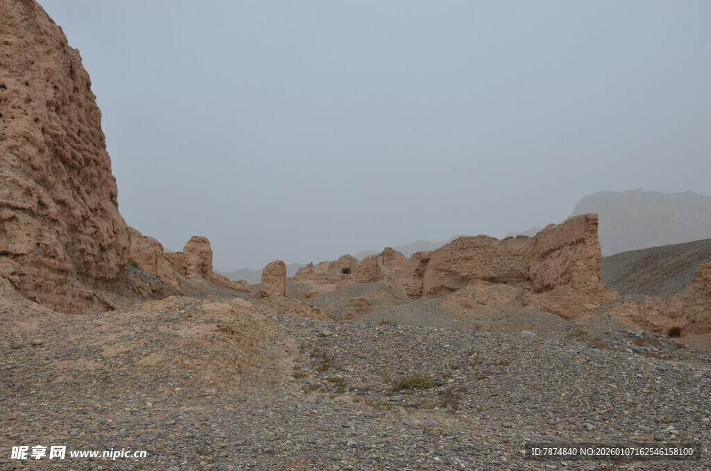 荒凉戈壁中的古老土堆遗迹