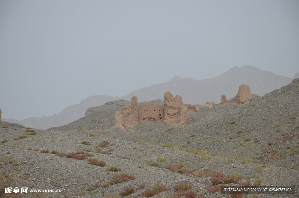 沙漠中的古老建筑遗迹