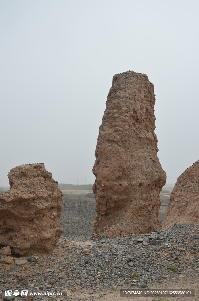 沙漠中的古老土柱遗迹