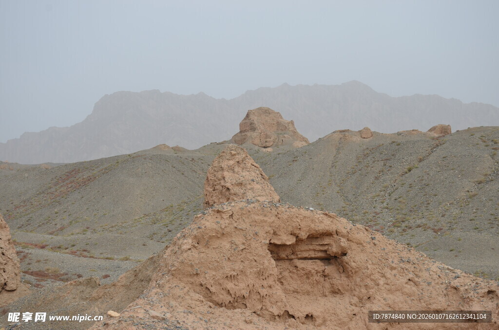 荒凉山丘地貌景观