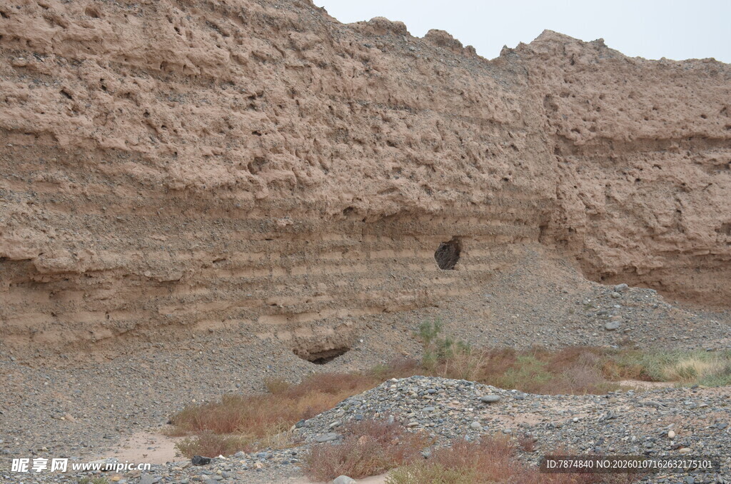 沙漠中的古老土崖遗迹