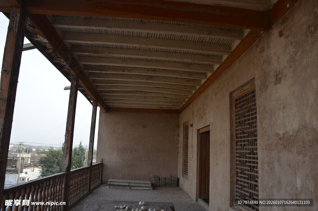 古朴建筑的空旷走廊