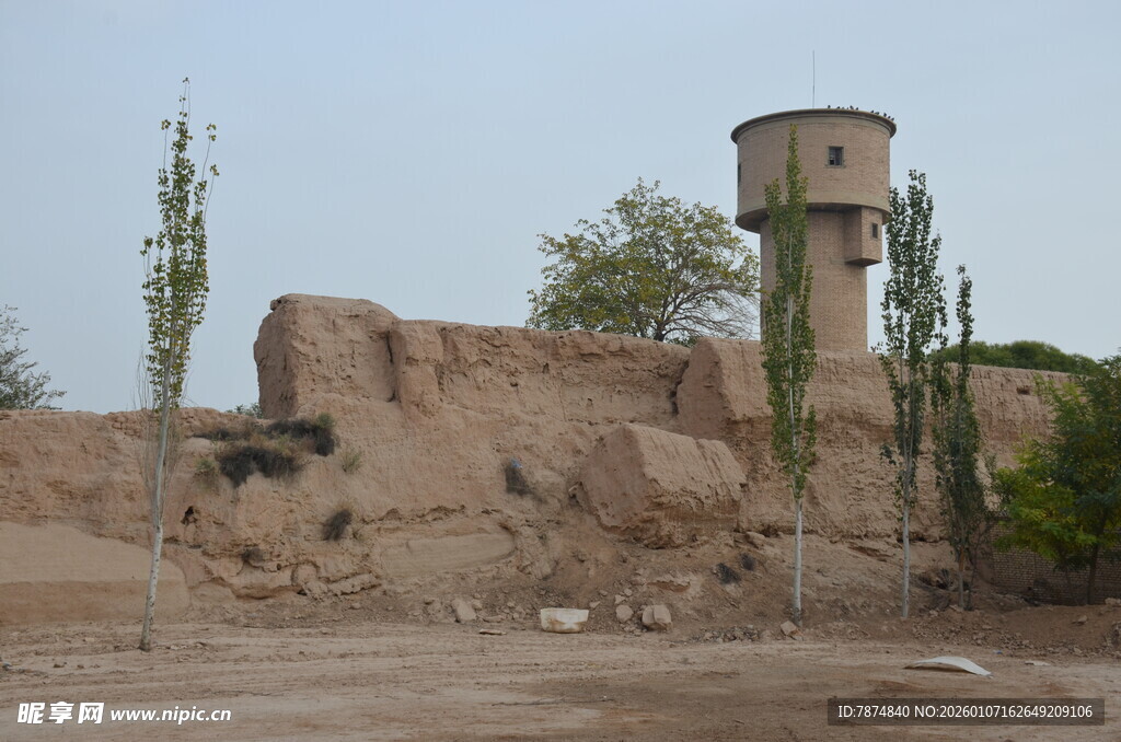 古老土筑建筑与瞭望塔
