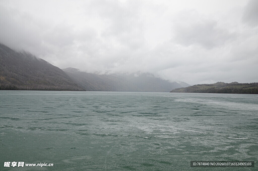 云雾缭绕的山水景致