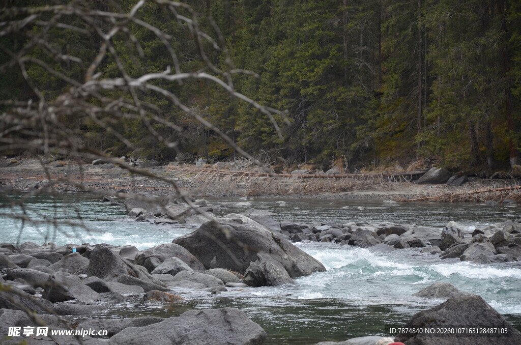 山间溪流穿石而过