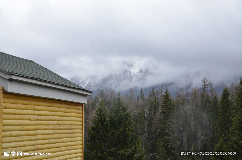 木屋旁的山林与云雾景观