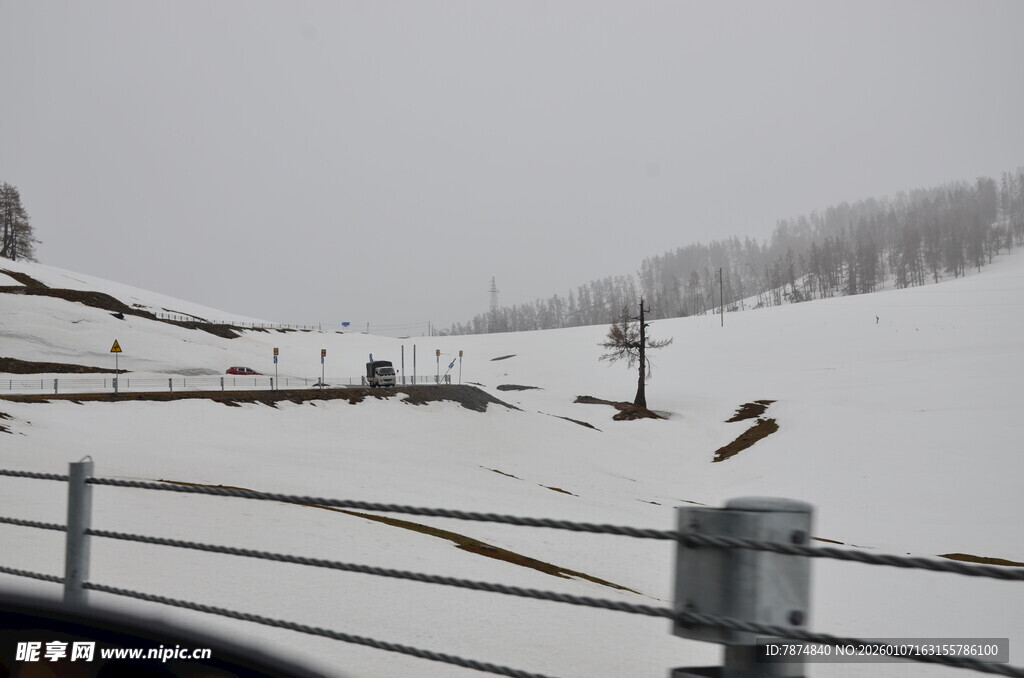 雪覆原野的铁路景象