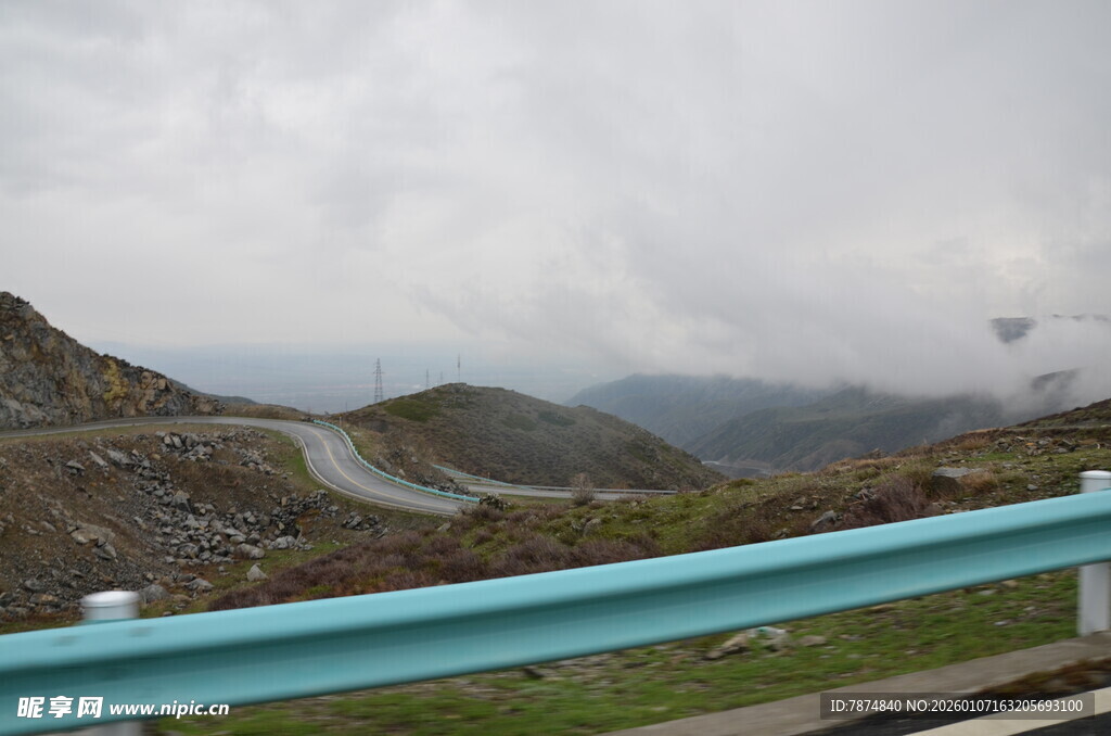 山间蜿蜒公路 雾霭景致