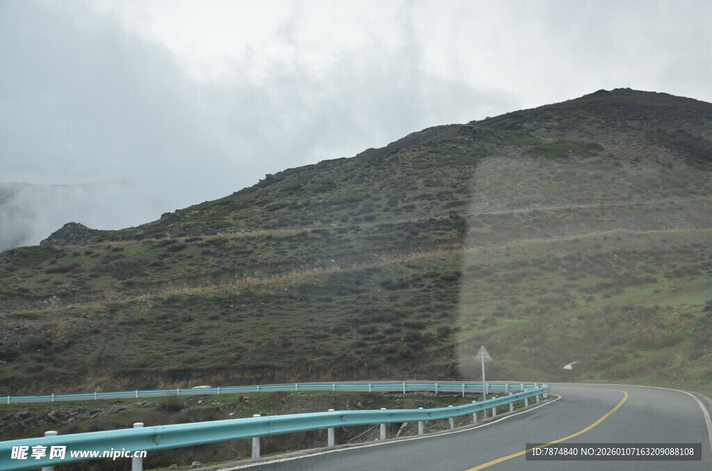 公路旁青山 旅途风景