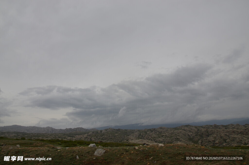 阴天旷野风景