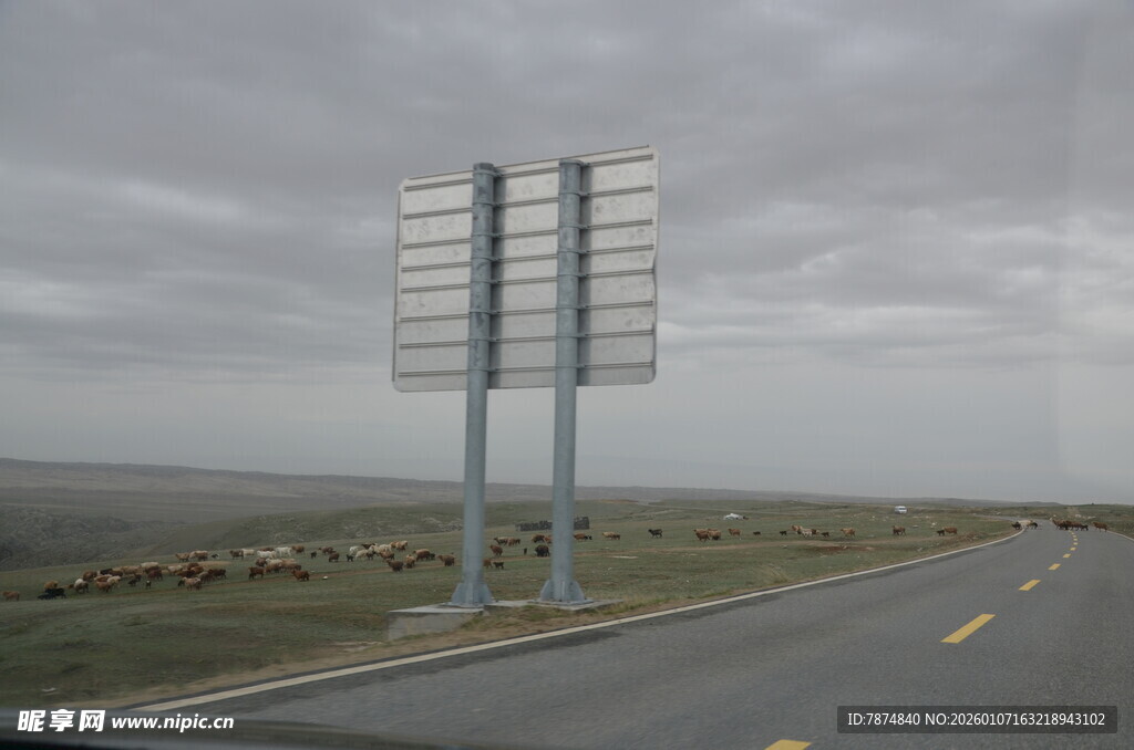 公路旁的大型空白广告牌