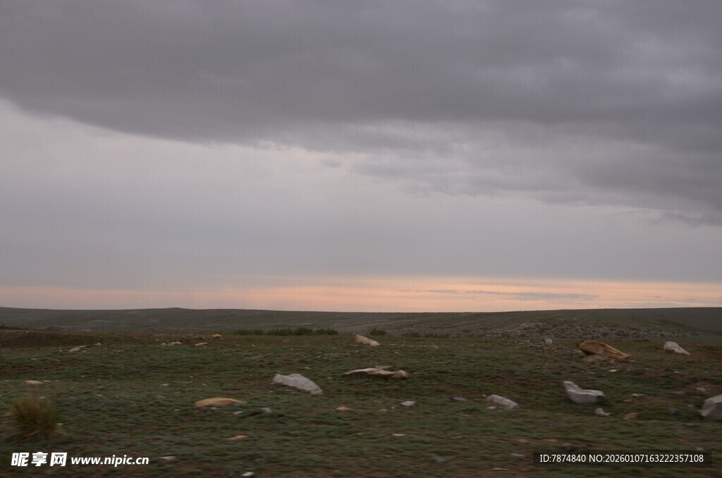 草原暮色 阴云下的宁静