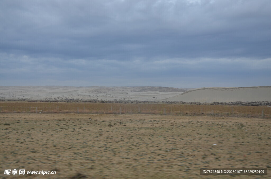 广袤沙漠与阴沉天空景观