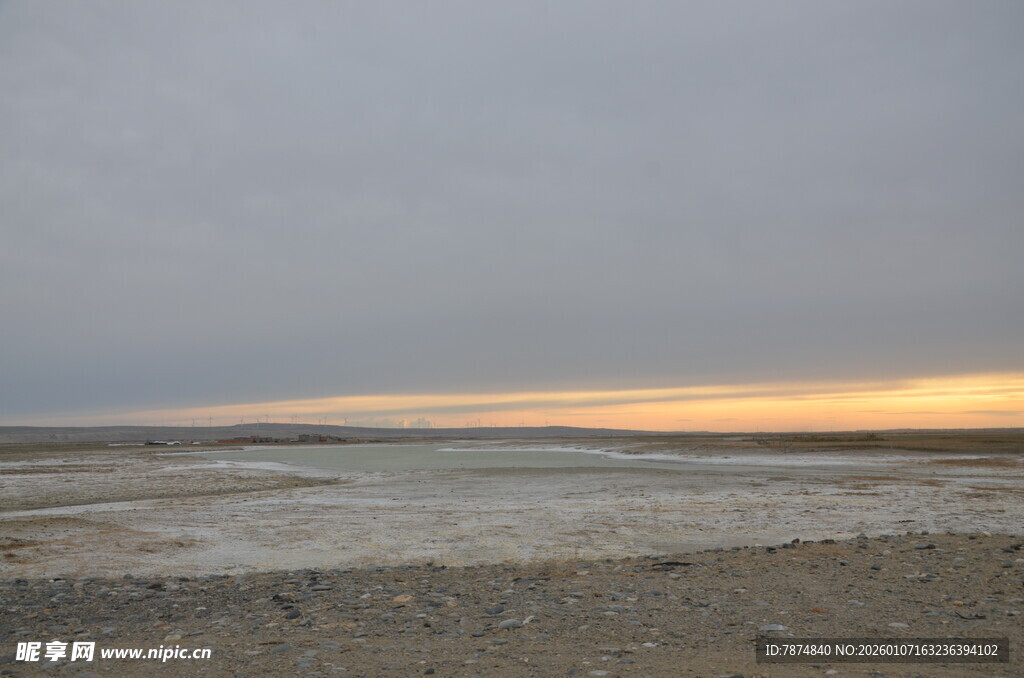 黄昏下的广袤荒凉大地