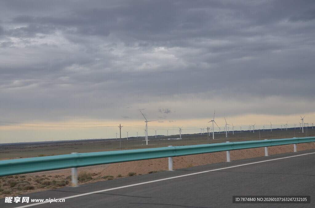 公路边的阴沉天空与护栏