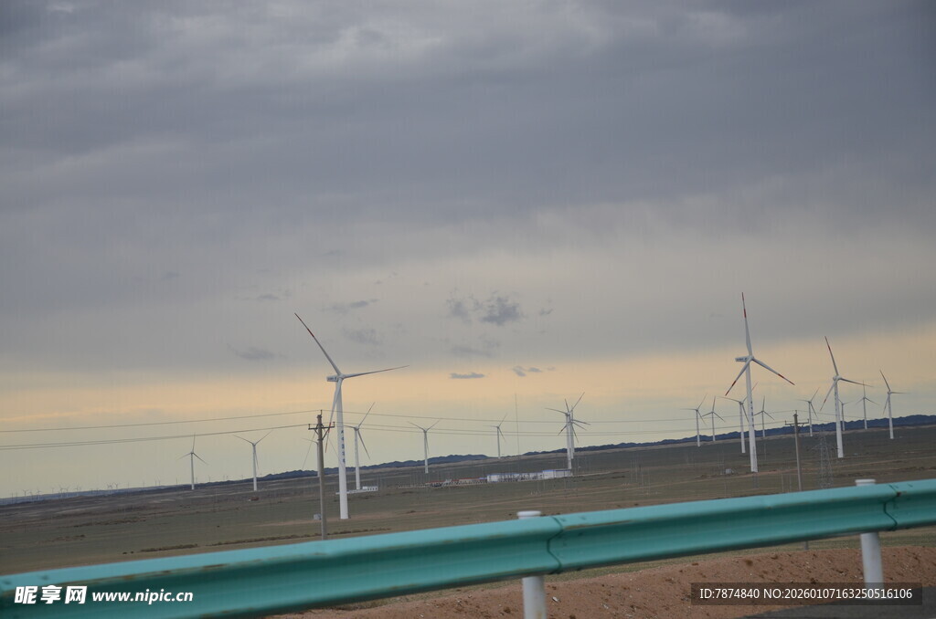 公路旁的风力发电机组