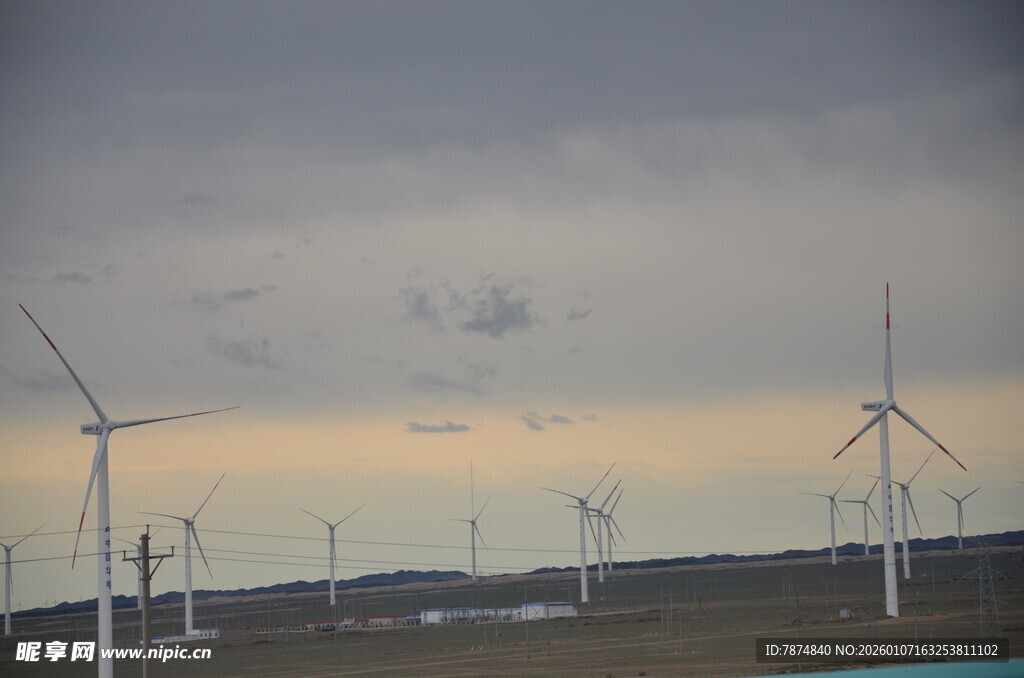 草原上的风力发电机组