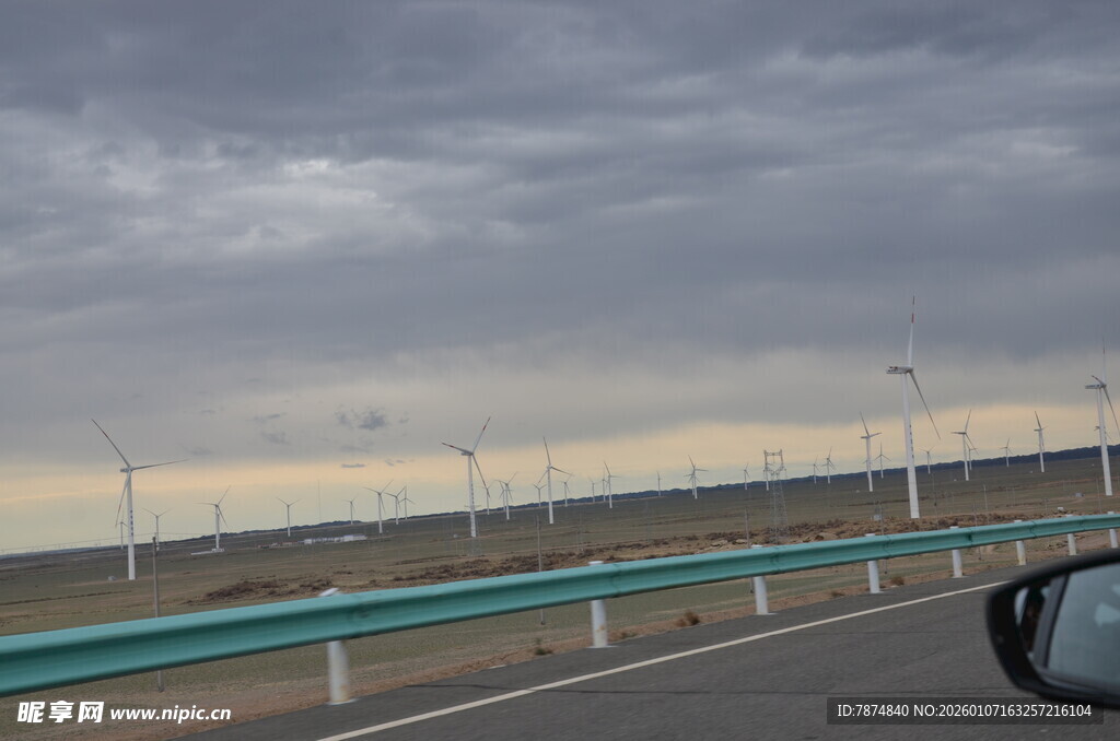公路旁的风力发电机组景观