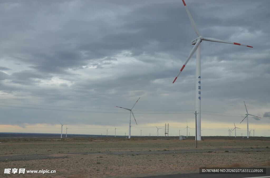 旷野中的风力发电机组