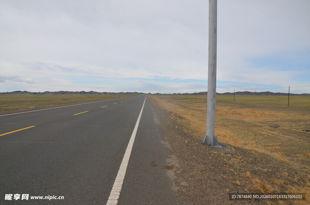 空旷公路旁的电线杆