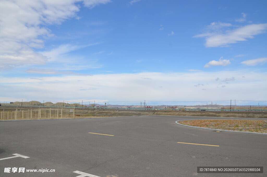 空旷道路与蓝天美景
