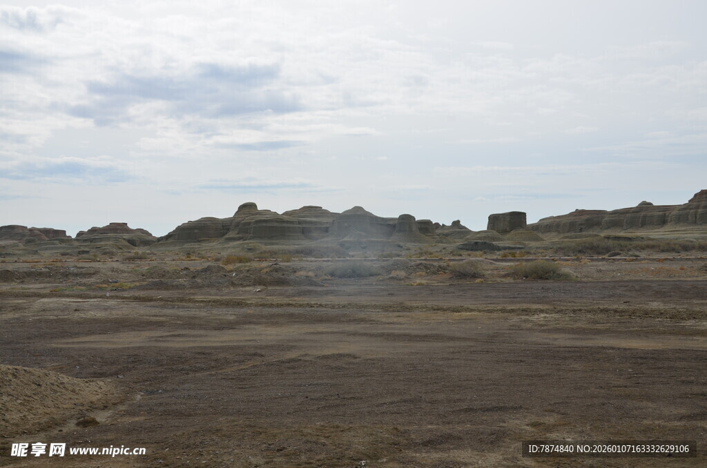 荒凉旷野中的独特地貌景观