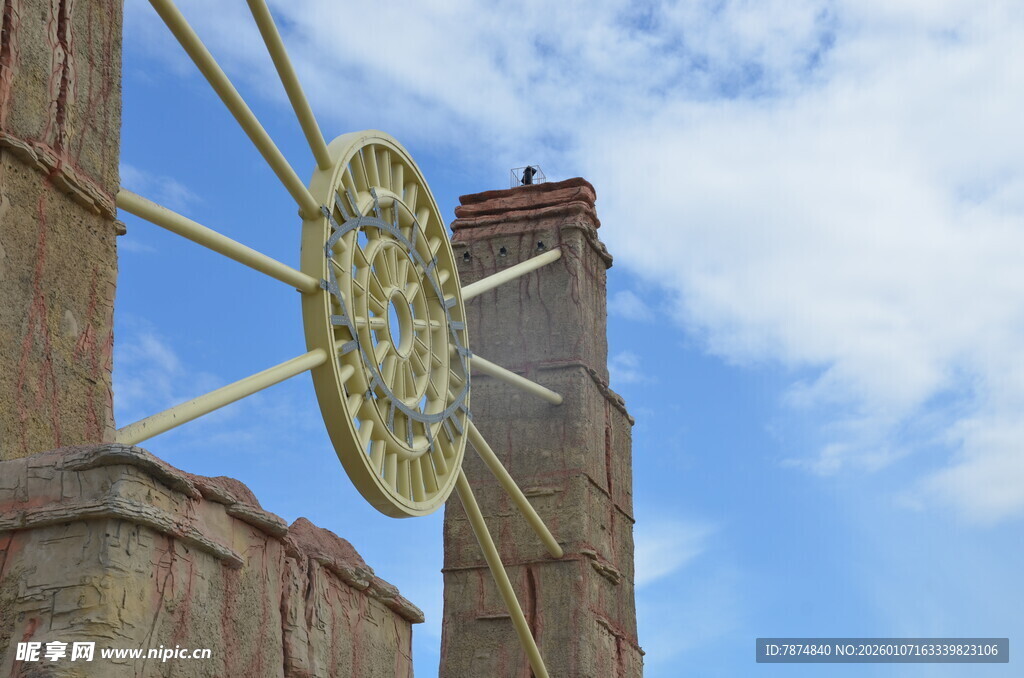 古老建筑上的精美金色时钟