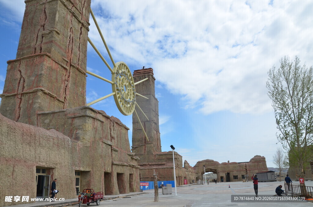 古老风车建筑前的广场