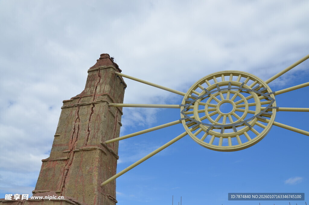 古老塔楼旁的精美圆形装置