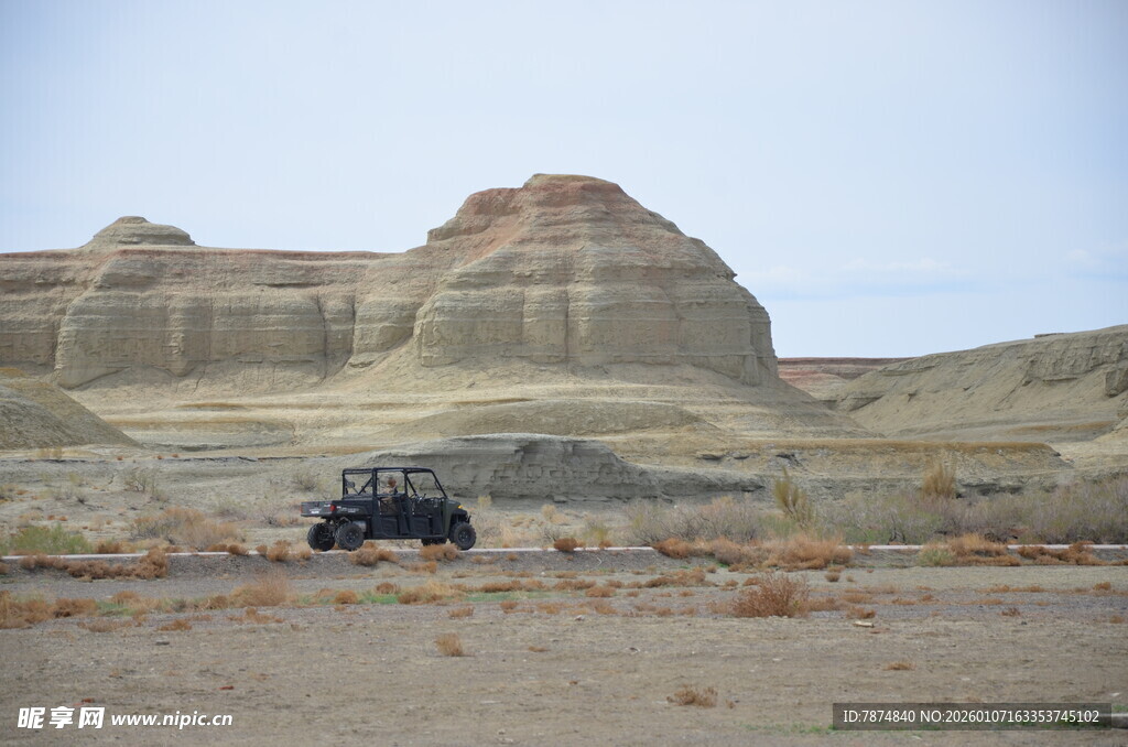 荒漠中的越野汽车