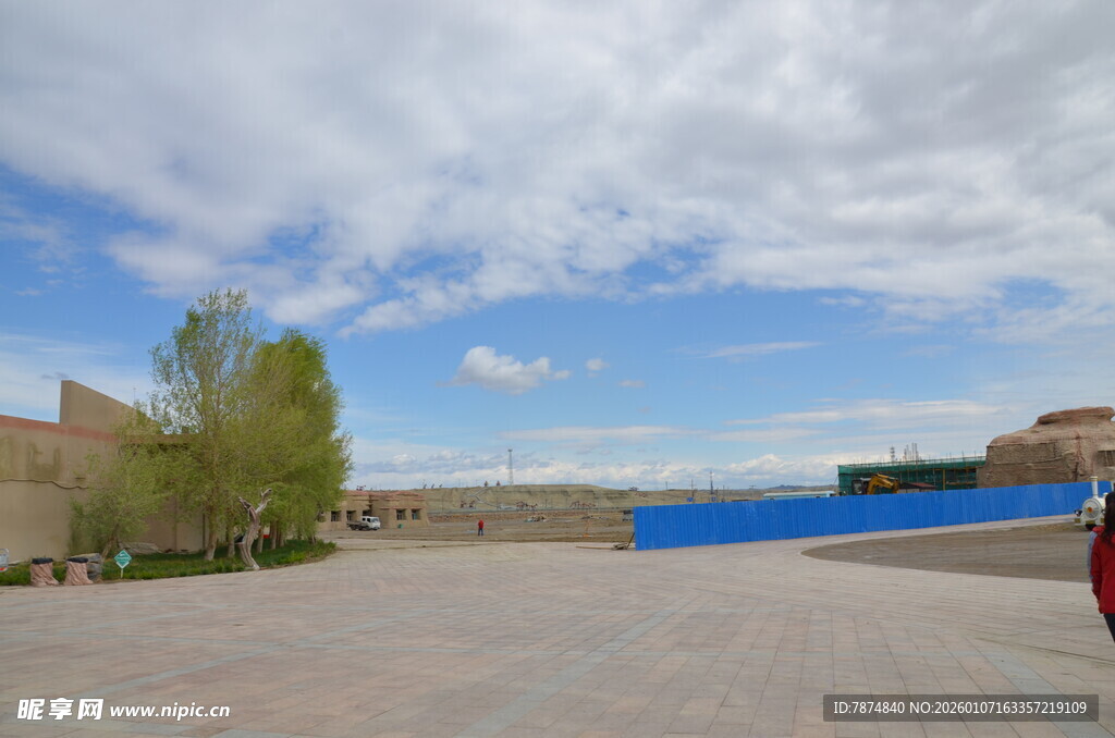 开阔户外场地与蓝天绿树