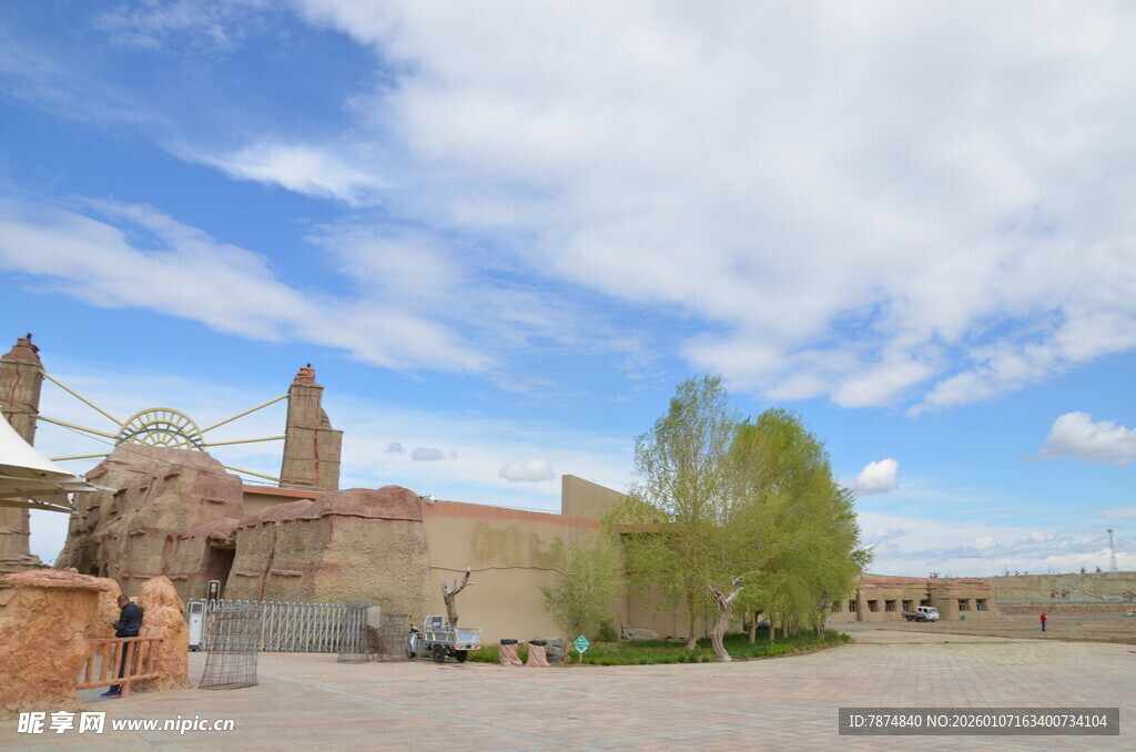 古老建筑前的开阔广场