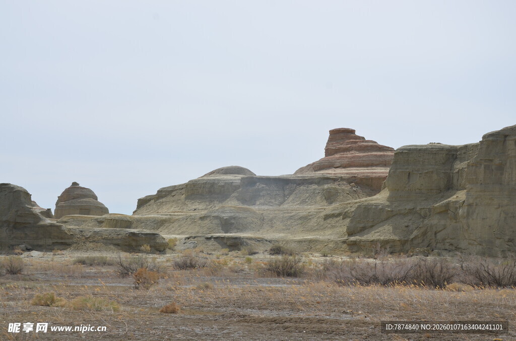 荒凉戈壁中的独特地貌