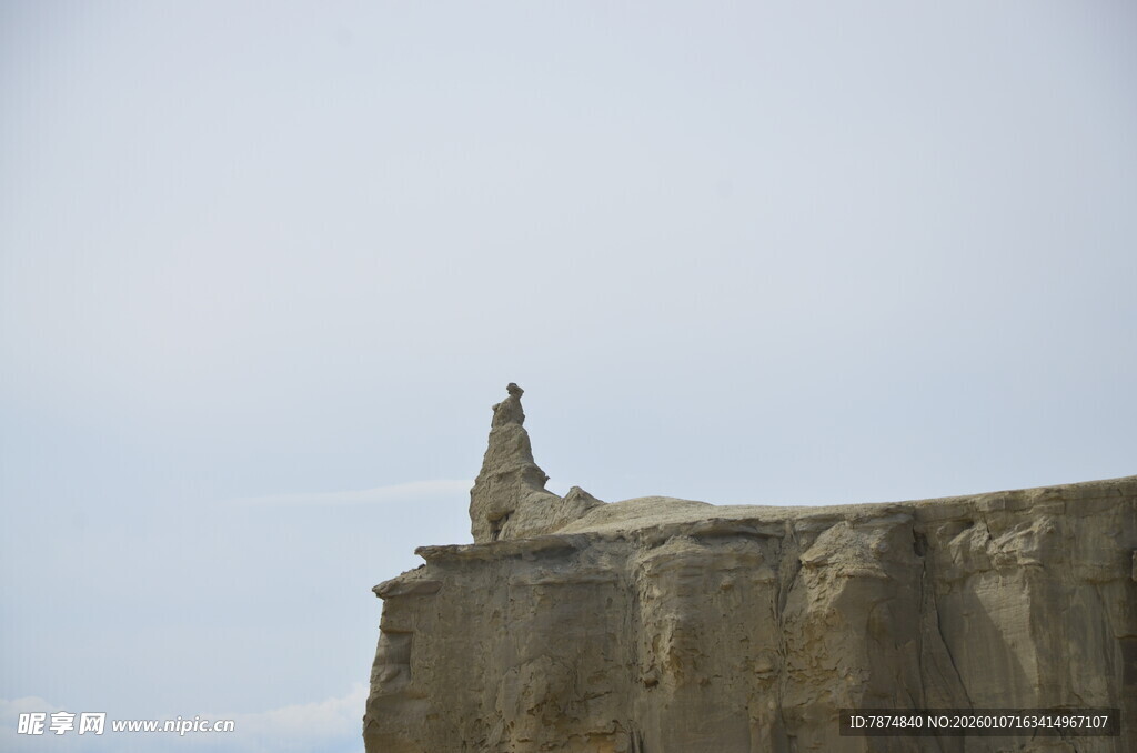 悬崖顶端的孤独身影