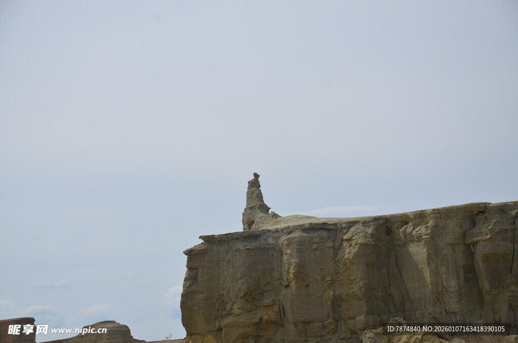 悬崖顶端的孤独身影
