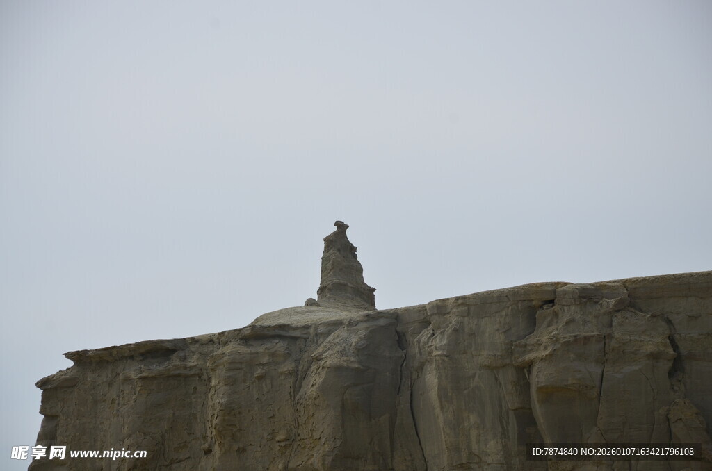 悬崖顶端的孤独身影