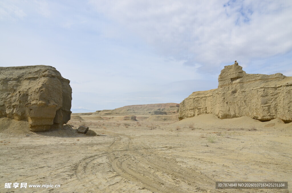 荒凉沙漠中的古老土堆遗迹