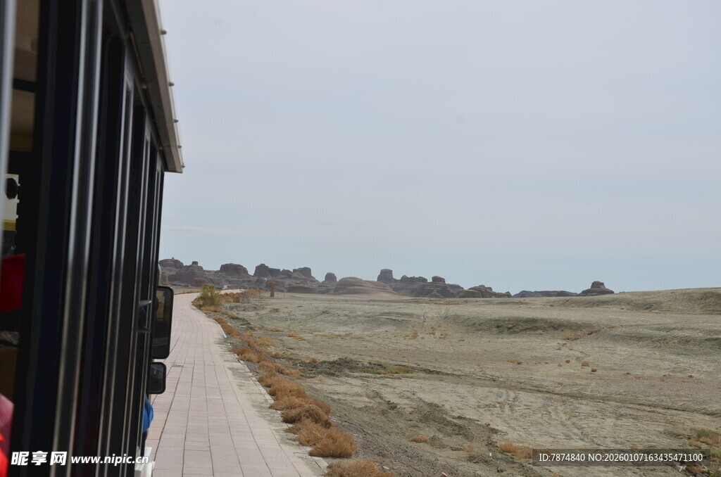 车窗外的开阔田野风光