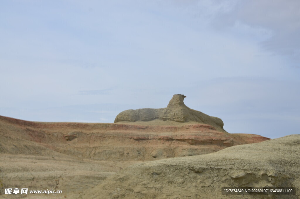 荒凉沙漠中的独特岩石景观