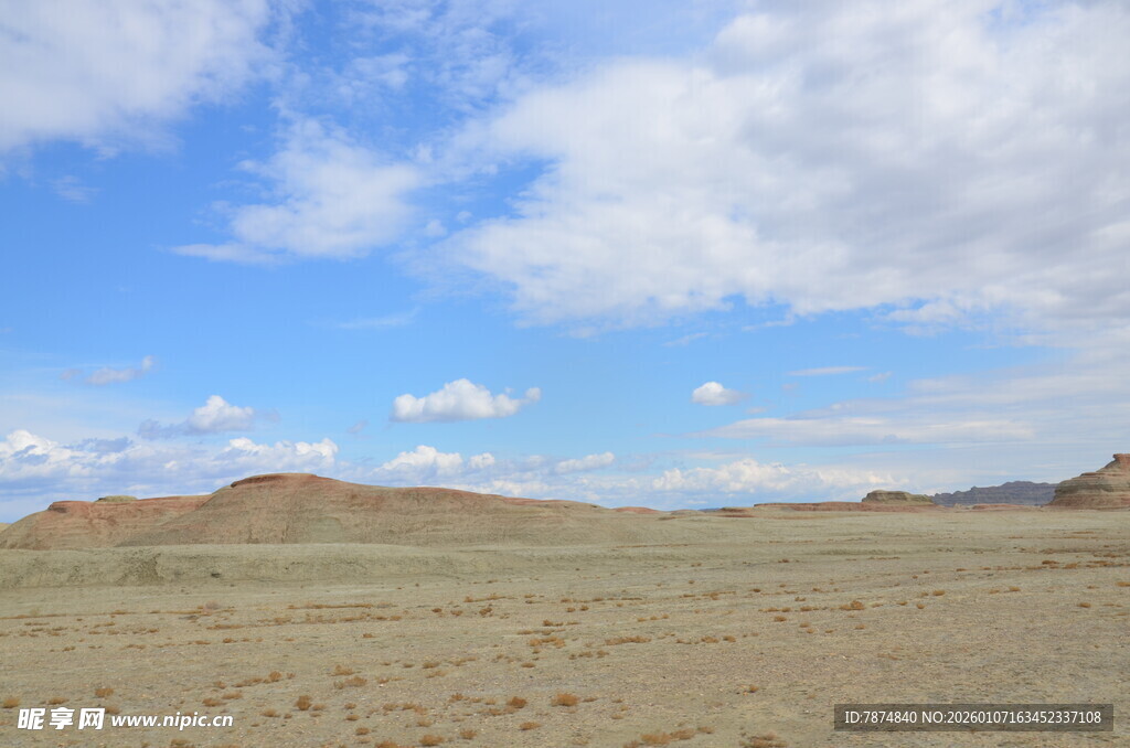 广袤荒原上的蓝天白云