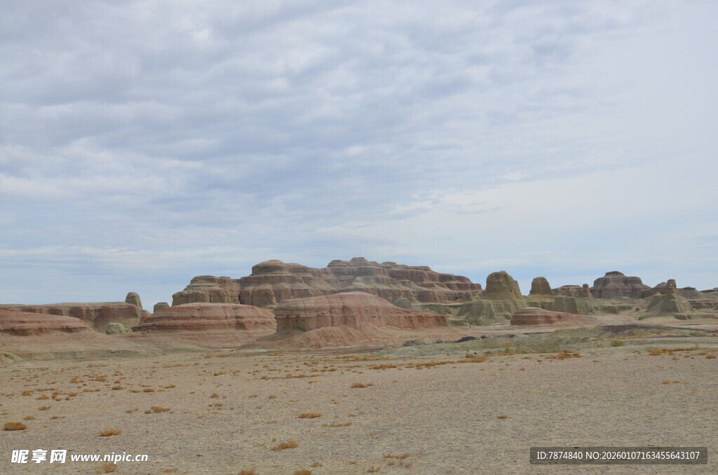 荒凉沙漠中的奇特土丘景观