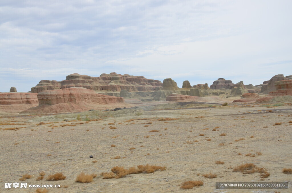 荒凉沙漠中的奇特地貌景观