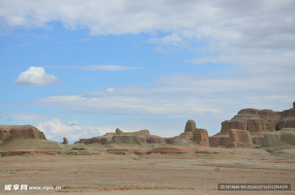 荒凉戈壁地貌景观